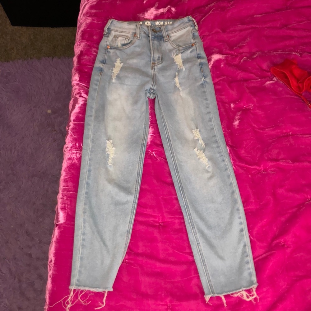 Light wash Ripped bluejeans